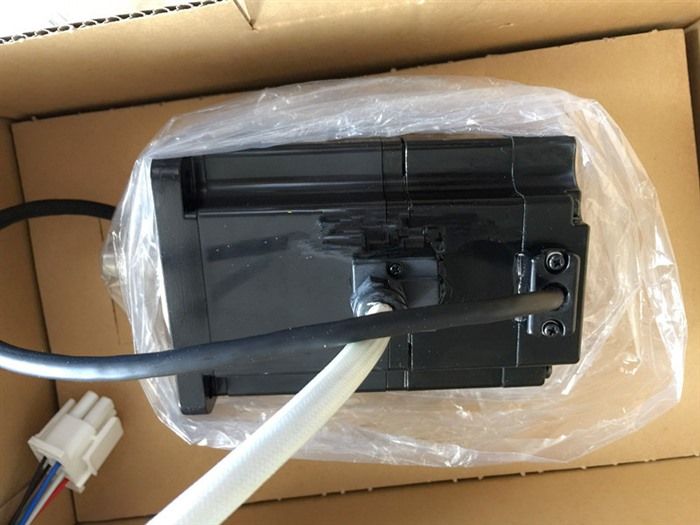 Модуль ORIGINAL YASKAWA AC SERVO MOTOR SGMPH-04AAA61