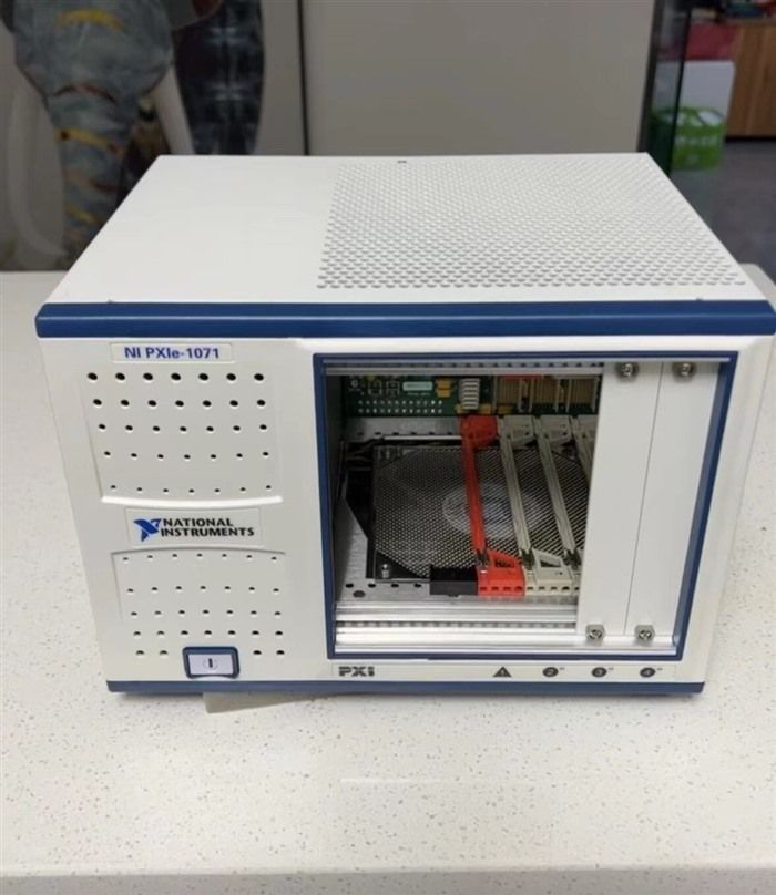 Модуль National Instruments PXIE-1071
