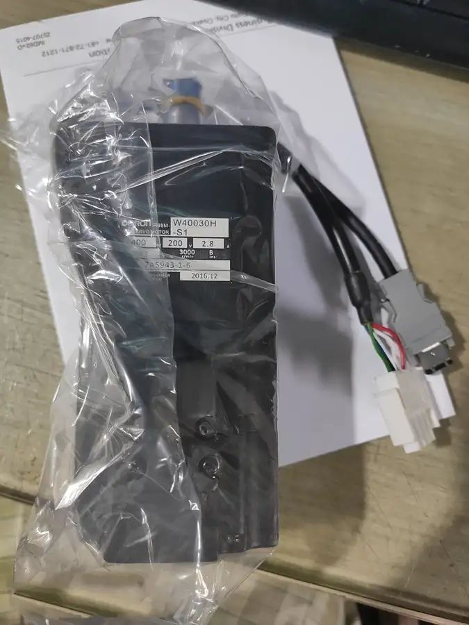 Модуль Omron R88M-W40030H-S1