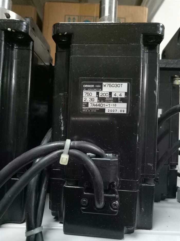 Модуль OMRON AC SERVO MOTOR R88M-W75030T R88MW75030T